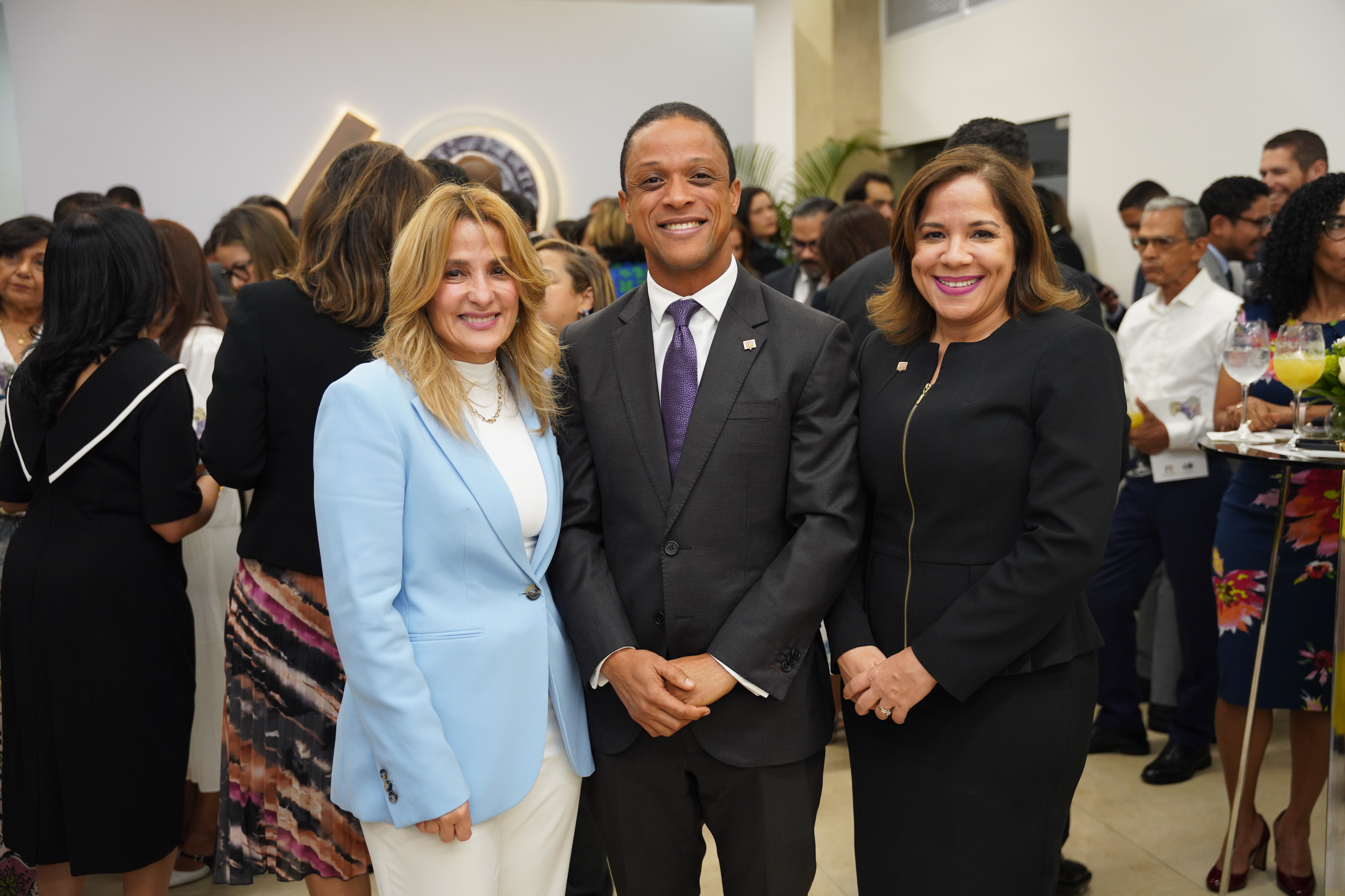 Yamira Serulle, Jonathan Abreu y Brenda Villanueva.