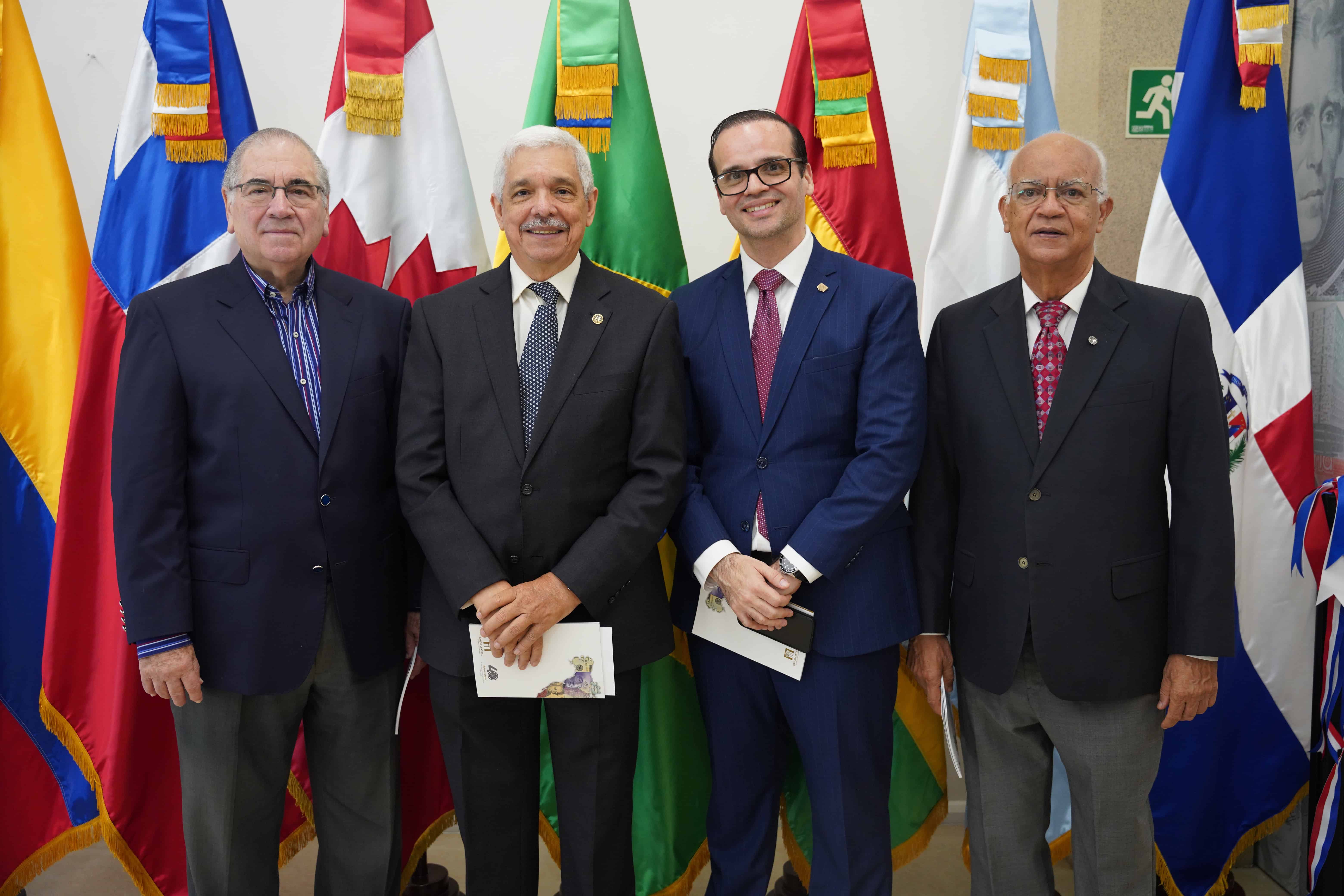 Manuel Garci´a Are´valo, Jose´ Manuel Henri´quez, Ramo´n Gonza´lez y Miguel Estrella.