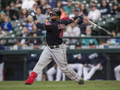 Béisbol: Los Guardianes colocan en waivers a Carlos Santana