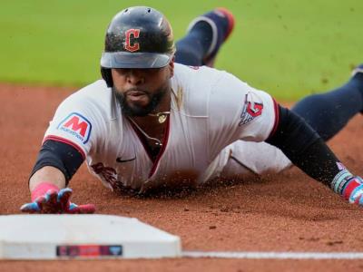 Carlos Santana llega a un acuerdo con los Cubs por el resto de 2025