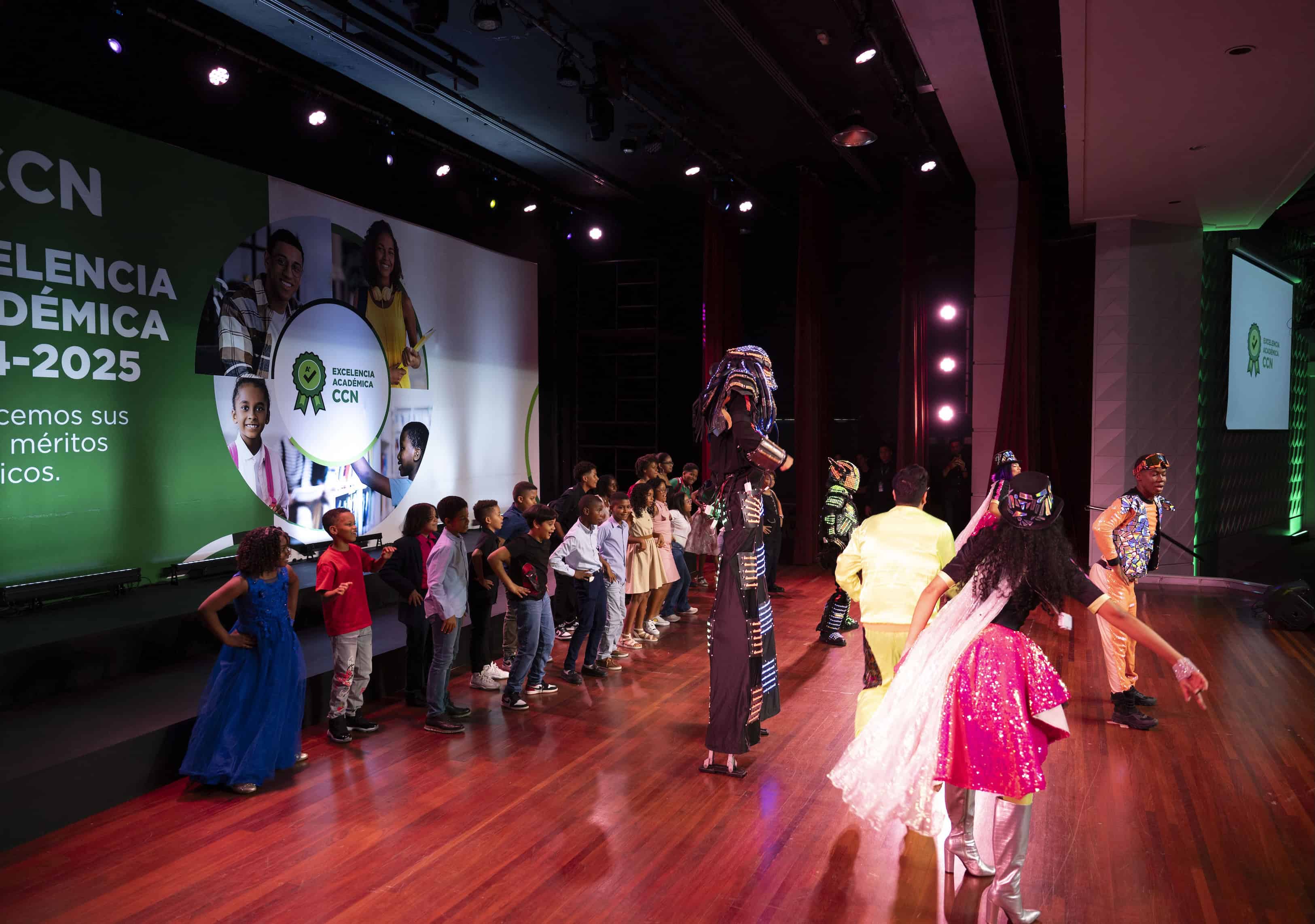 Colorido y animado baile del equipo Divershow.
