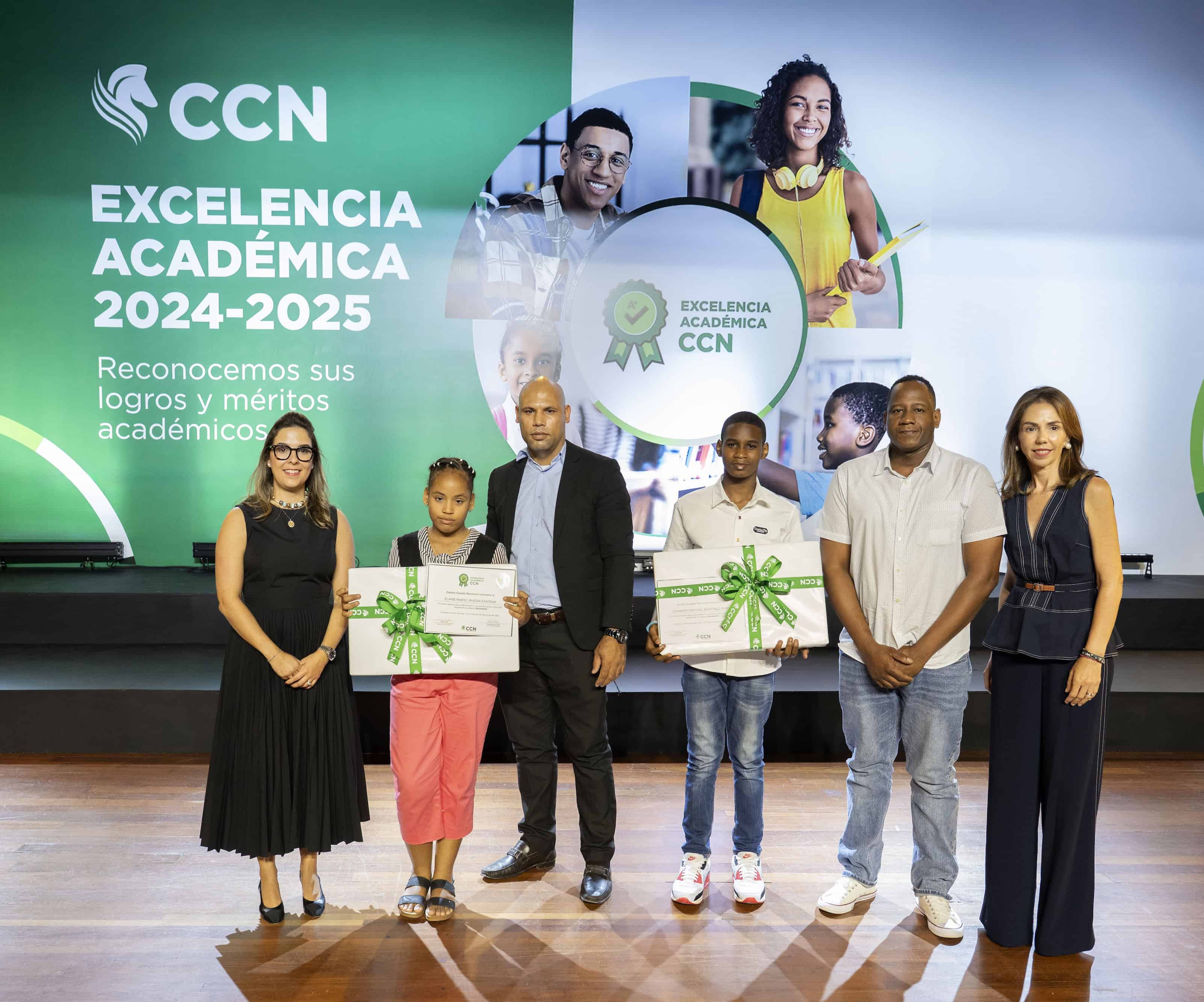 Amalia Vega, Elaine Rivera, José Manuel Rivera, Johandry Martínez, Johan Martínez y Isabel González.