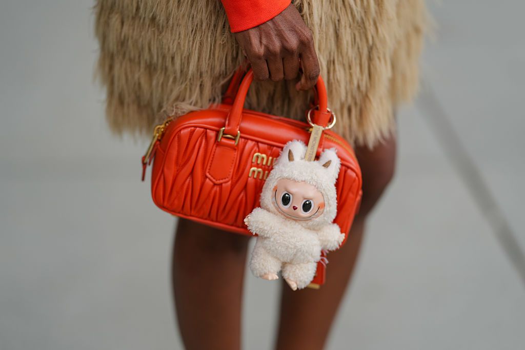 Minibolso naranja de Miu Miu de piel acolchada con asas enrolladas herrajes dorados y cierre superior con cremallera...
