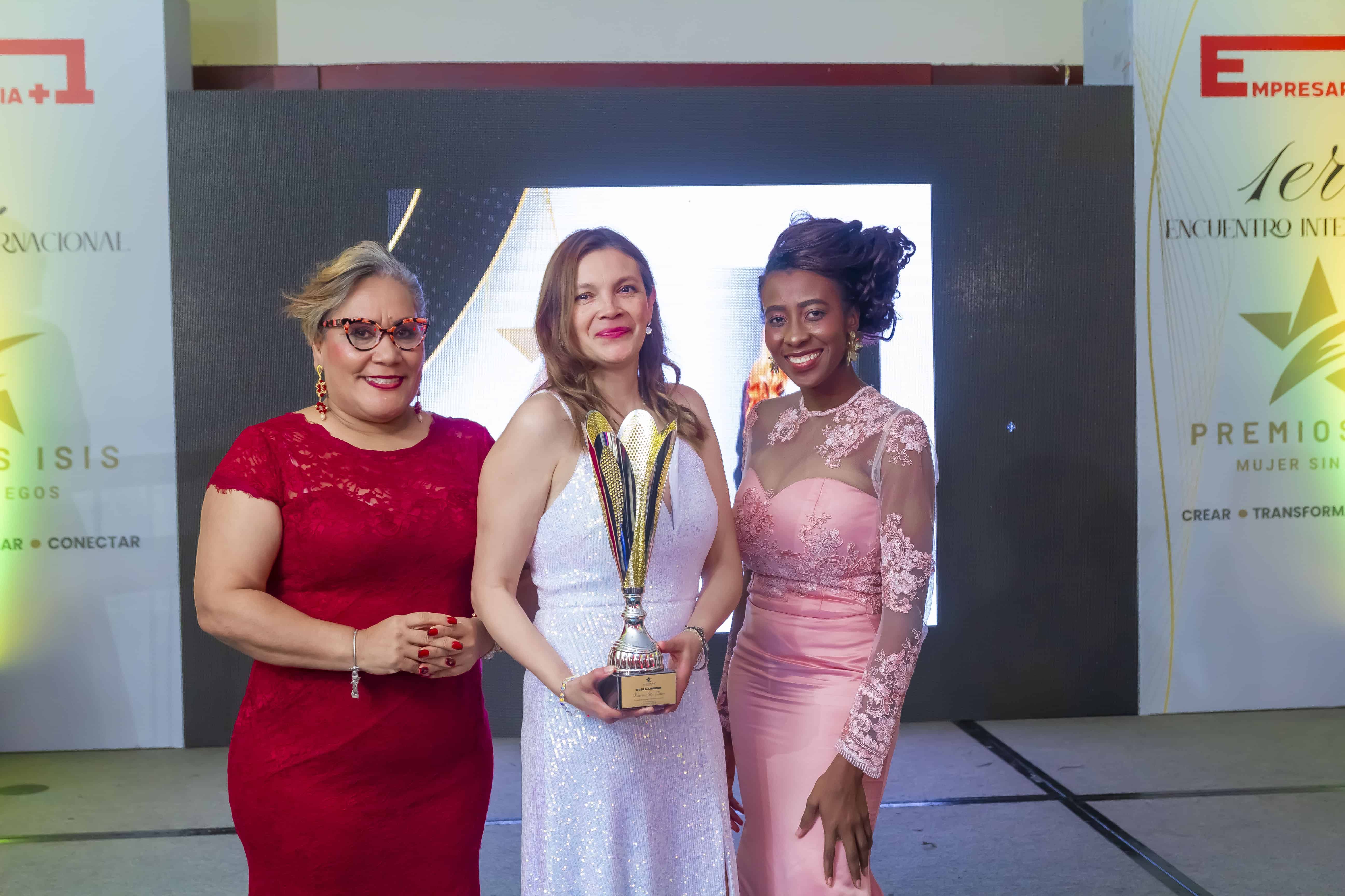 Rosario Silva Bravo recibe premio ISIS de la Expansión.