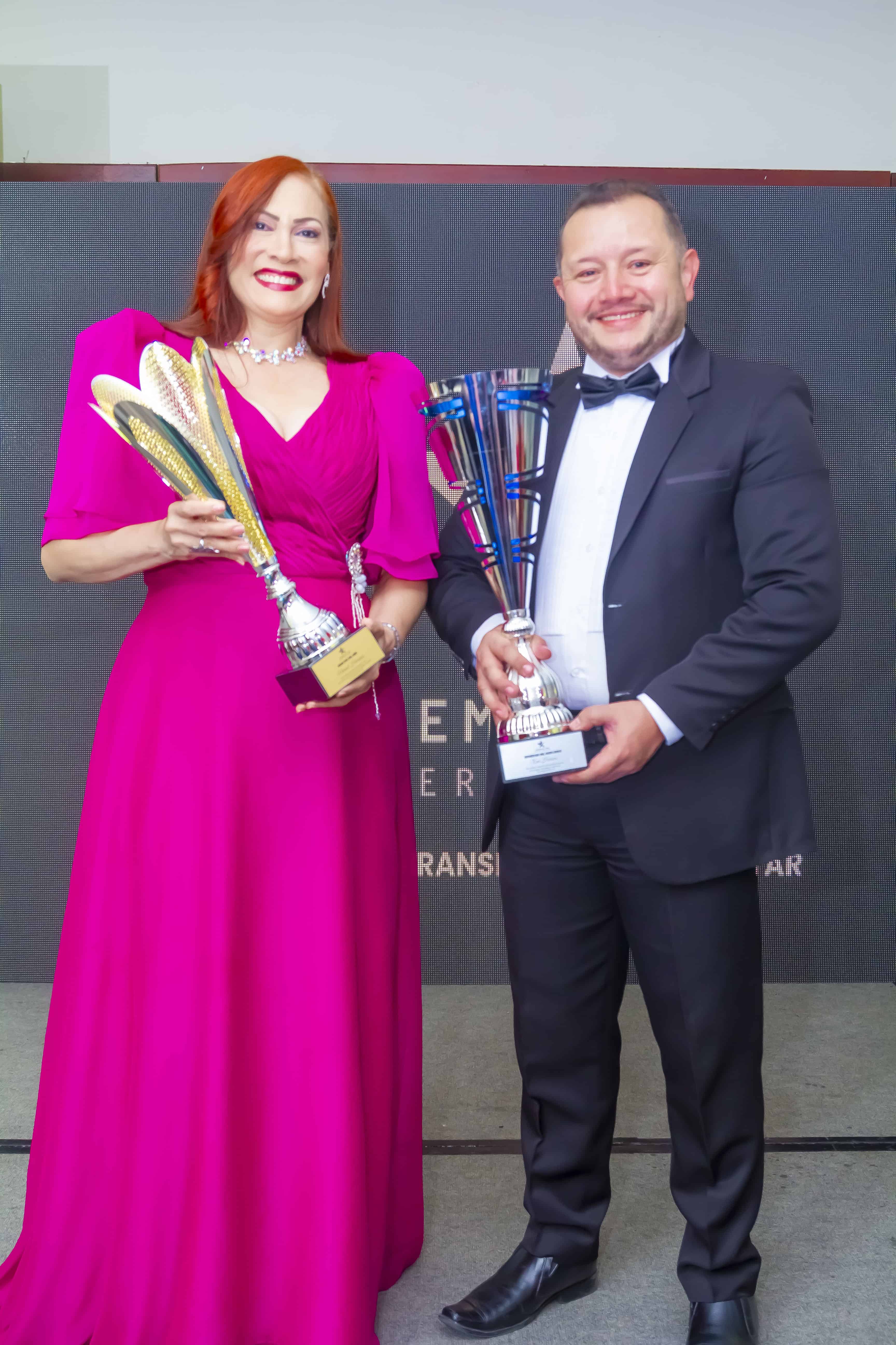 Gran Premio ISIS del Año Marisol Henríquez RD y El Guardian del Equilibrio Xavi Herrera Colombia