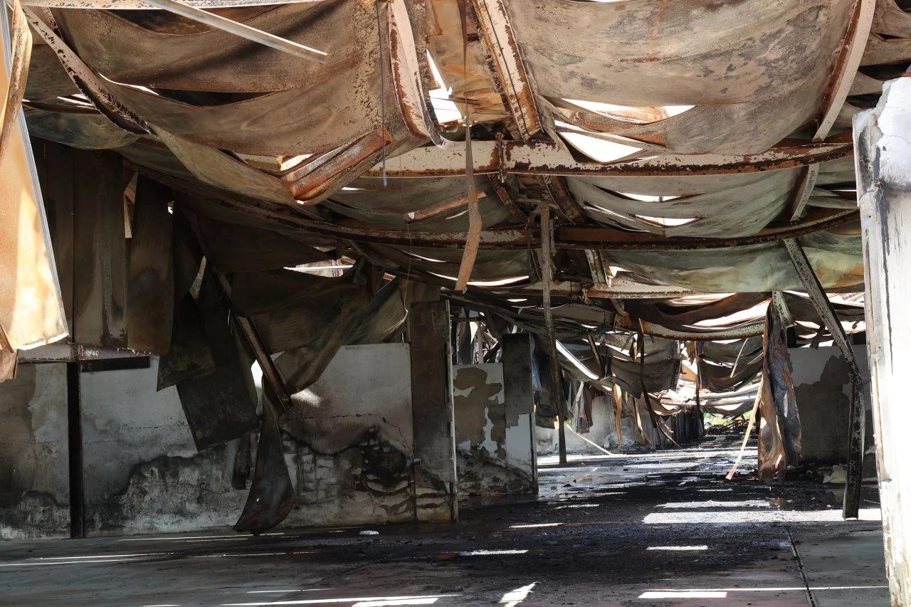 Demolerán nave que se quemó en el Merca Santo Domingo y reubicarán a los afectados