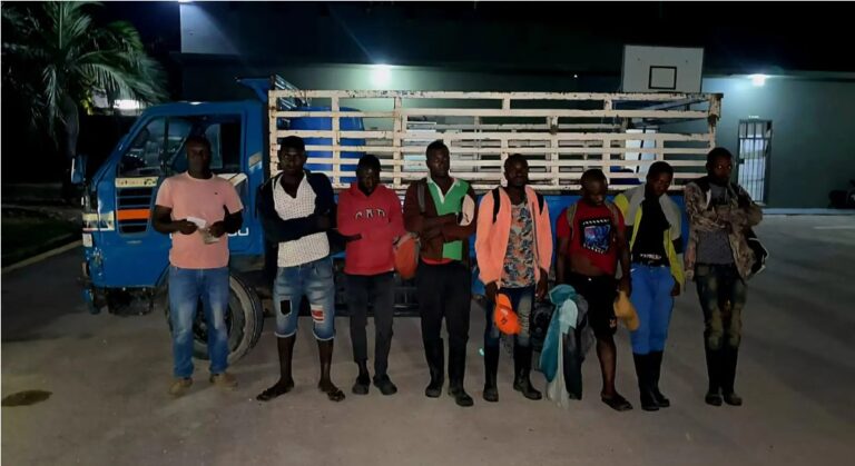 Detienen haitiano con siete conciudadanos indocumentados en un camión en Duvergé