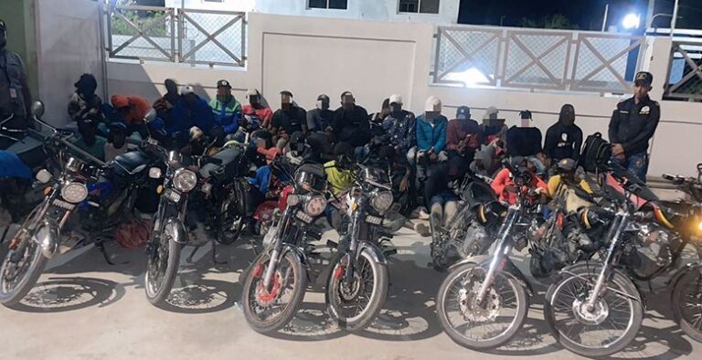 DGM detiene grupo de motoristas traficando indocumentados cerca de Azua