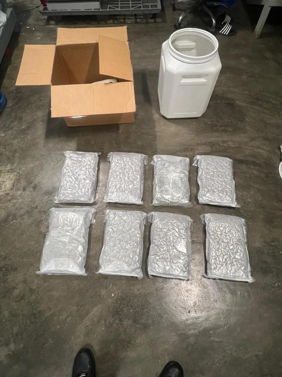 DNCD decomisa ocho paquetes de marihuana en el AILA