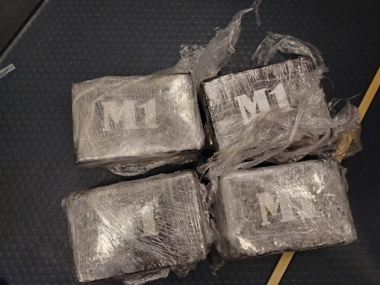 DNCD ocupa ocho paquetes de cocaína en el AILA; iban a ser enviados a España