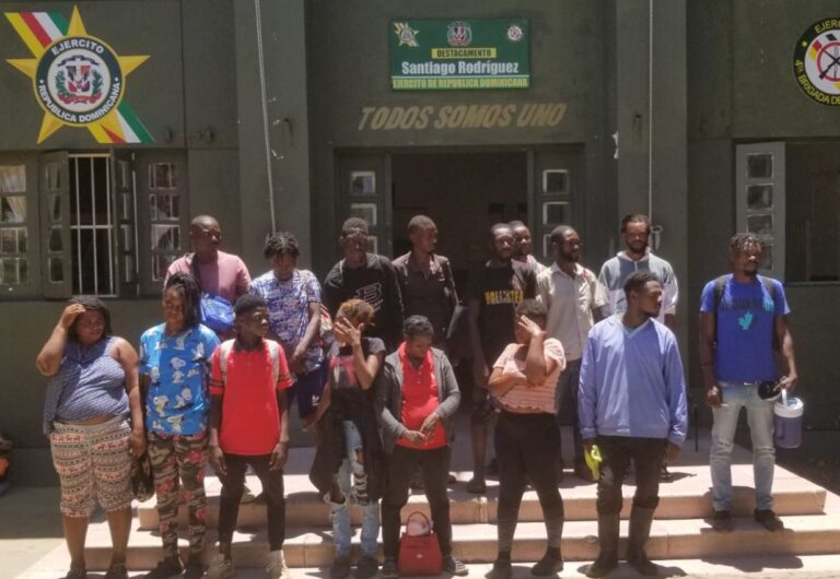 Ejército detiene 19 indocumentados en puesto de chequeo El Guanal en Santiago Rodríguez