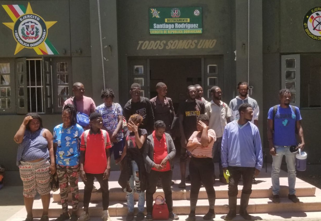 Ejército detiene 19 indocumentados en puesto de chequeo El Guanal en Santiago Rodríguez