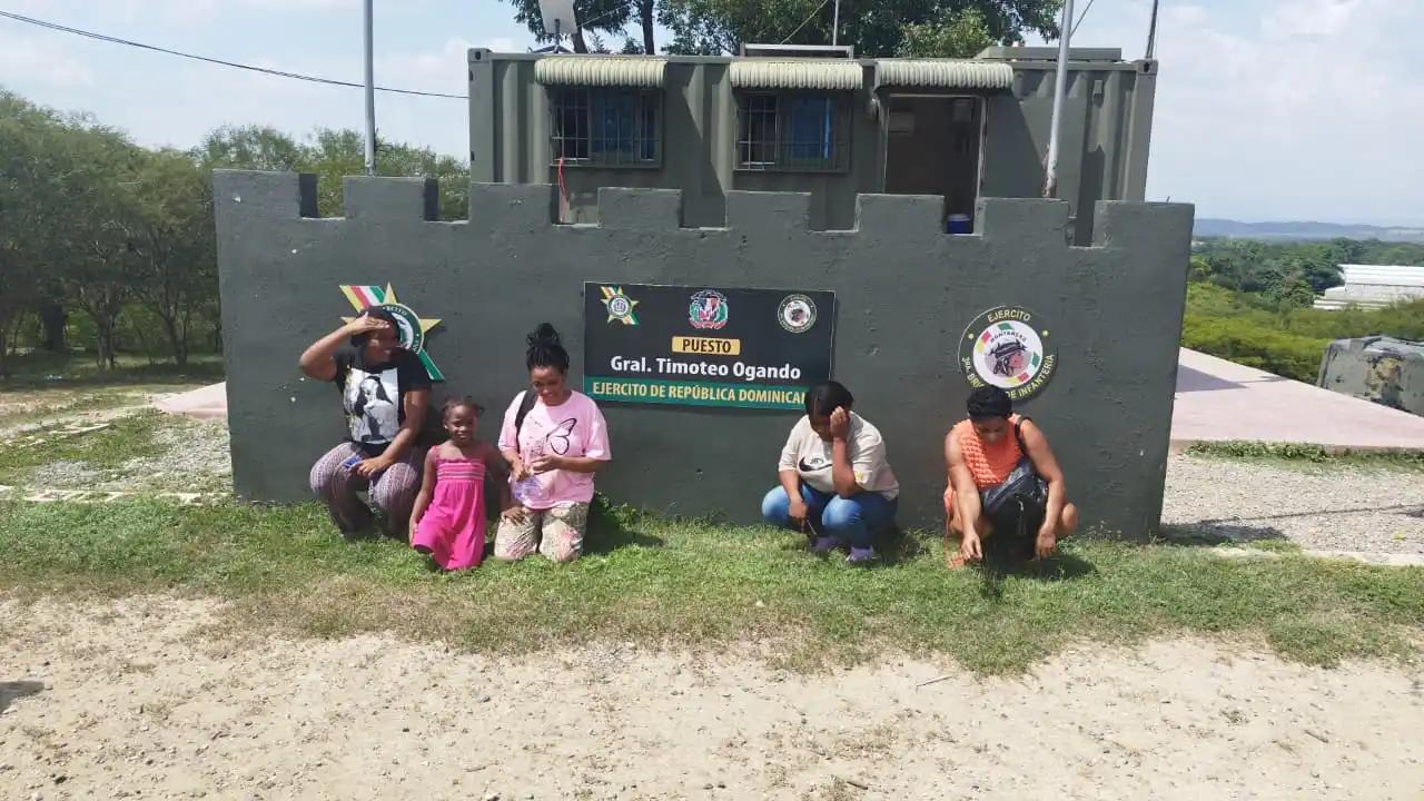 Ejército detiene indocumentados en una zona boscosa de Elías Piña tras ser ubicados con drones