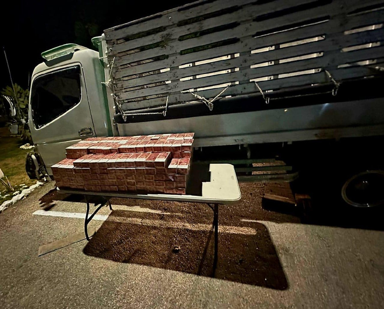 Ejército incauta contrabando de 50,000 cigarrillos ocultos en el chasis de en un camión