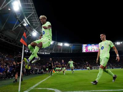 El Barça firma su primera remontada y el Atlético vuelve a tropezar