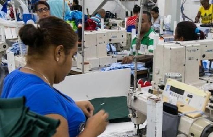 En 2024, el salario mensual promedio de operarios en zonas francas fue de RD$21,142 y el de técnicos de RD$35,692