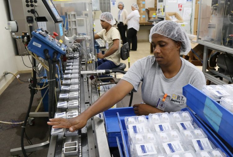En zonas francas, mujeres predominan en puestos obreros, mientras hombres destacan en áreas técnicas.