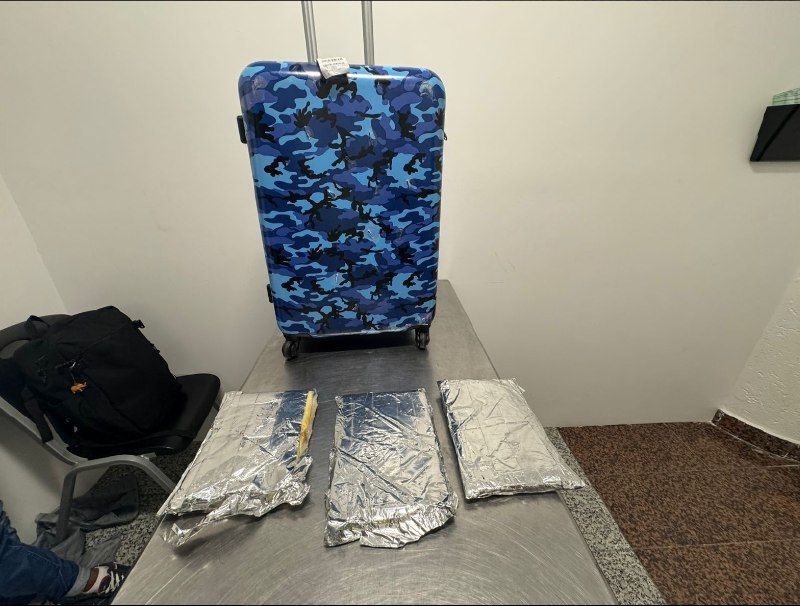 Extranjero intentaba viajar a España con tres láminas de presunta cocaína
