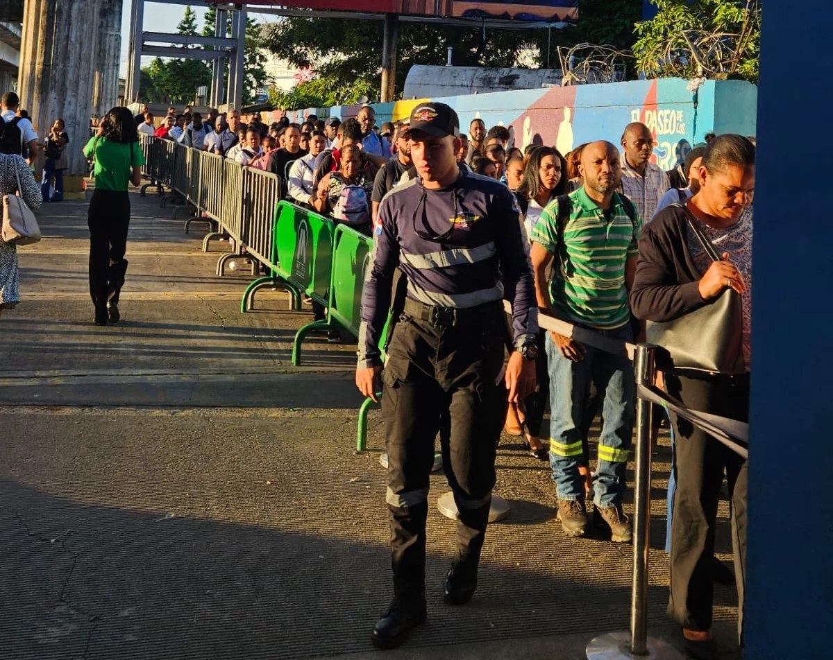 Filas persisten en la Mamá Tingó pese a incorporación de trenes de seis vagones