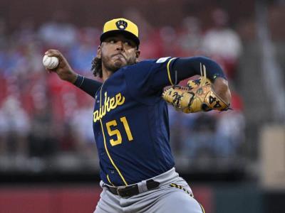 Freddy Peralta silenció a los Cubs y llegó a 15 triunfos