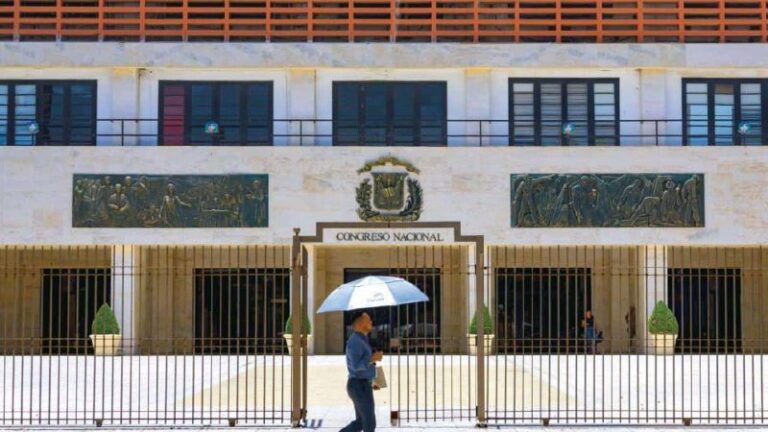 Gobierno somete adendum a proyecto presupuestario para emitir nueva deuda