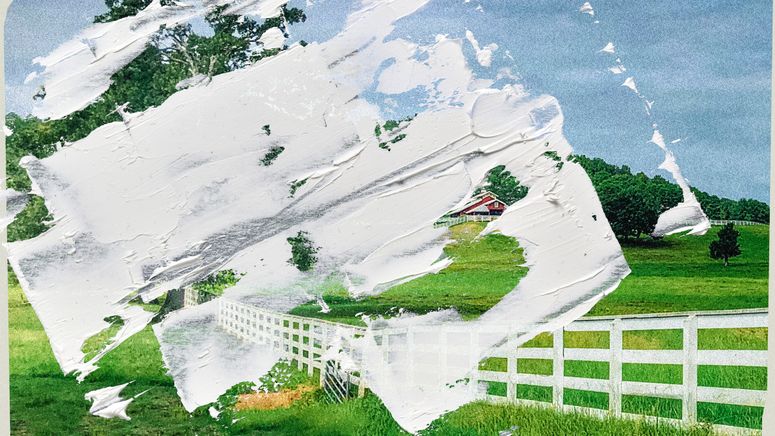Foto de una idílica granja estadounidense con una pincelada de pintura blanca irregular en la parte superior.