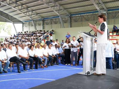 INEFI entrega polideportivo en Bayaguana