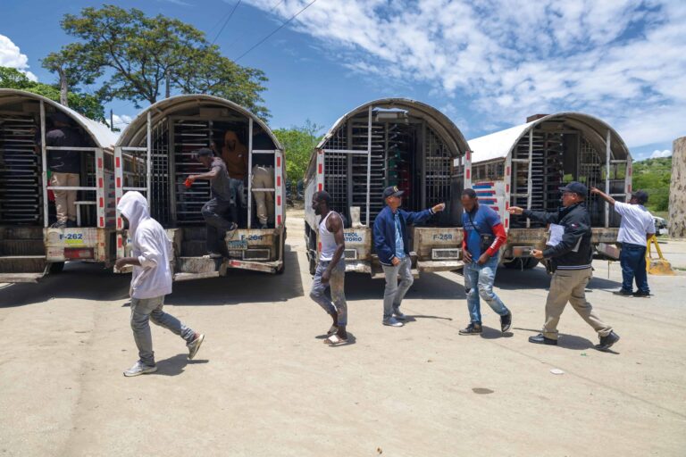 Informe de Estados Unidos denuncia tratos degradantes y abusos físicos a haitianos en RD