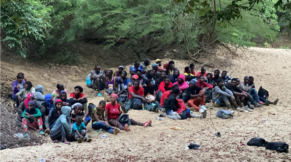Interceptan con drones a 53 haitianos indocumentados en zonas boscosas de Montecristi