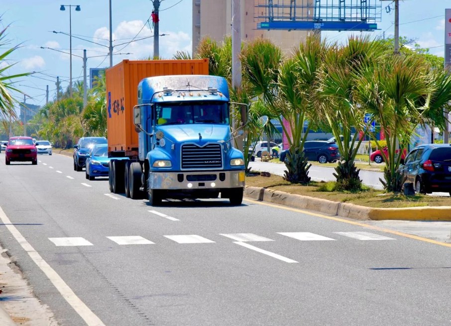 Intrant insta a transportistas de carga a asumir carril derecho en autopistas y carreteras