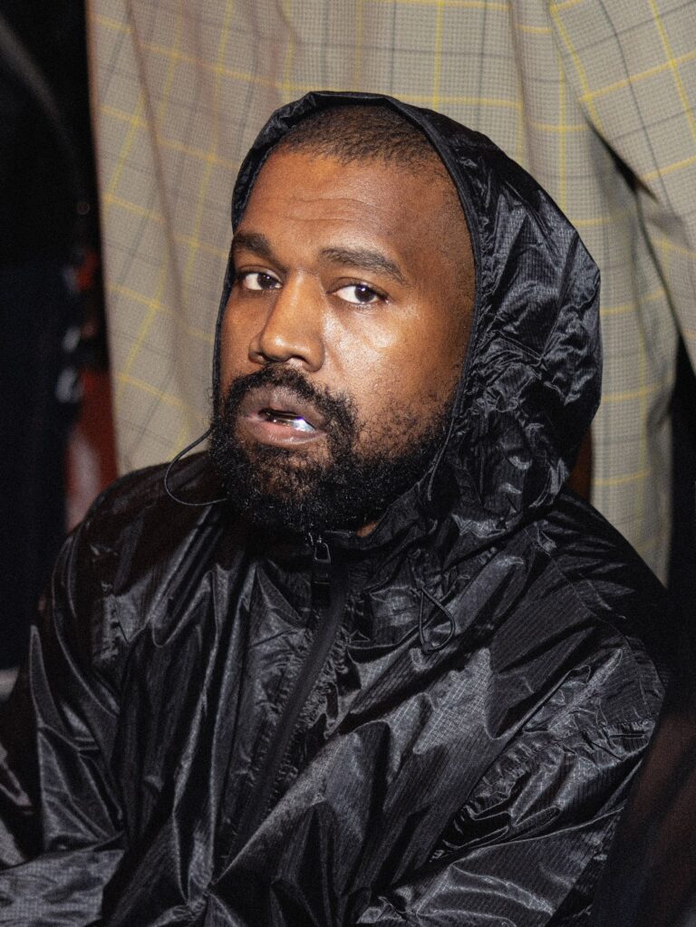 Kanye West dijo que las memecoins engañan a los fans. Luego lanzó una