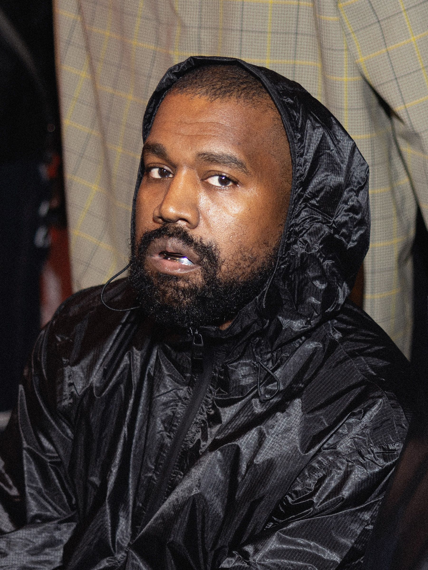 Kanye West dijo que las memecoins engañan a los fans. Luego lanzó una