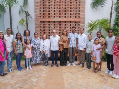 La Casa del Cordón recibe a cronistas sociales, junto a sus hijos