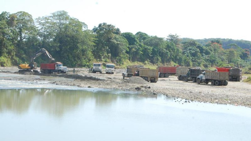 La extracción ilegal asfixia los ríos de República Dominicana