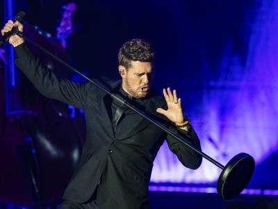 Michael Bublé hace gala de su elegante y poderosa voz