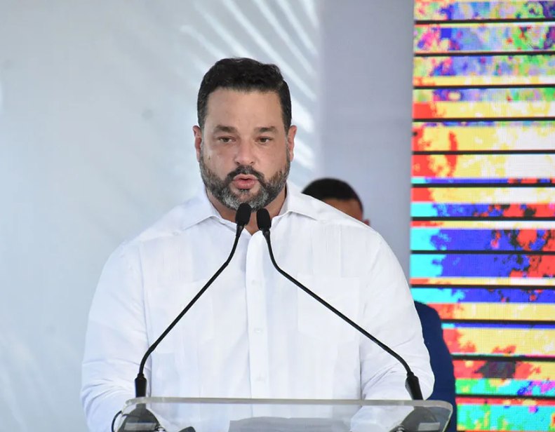 Ministro de Medio Ambiente responde a Carlos Pimentel ante cancelación de registro de proveedor