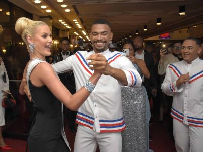 Miss Universo Victoria Kjaer llega bailando al certamen dominicano