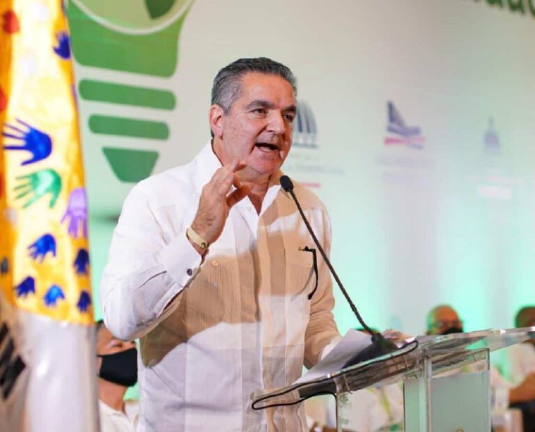 Neney Cabrera niega que empresas familiares hayan negociado con el gobierno del PRM