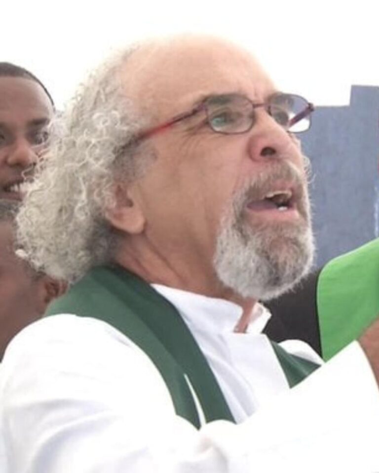 Padre Rogelio enfrenta a policías en plena misa por colapso del Jet Set