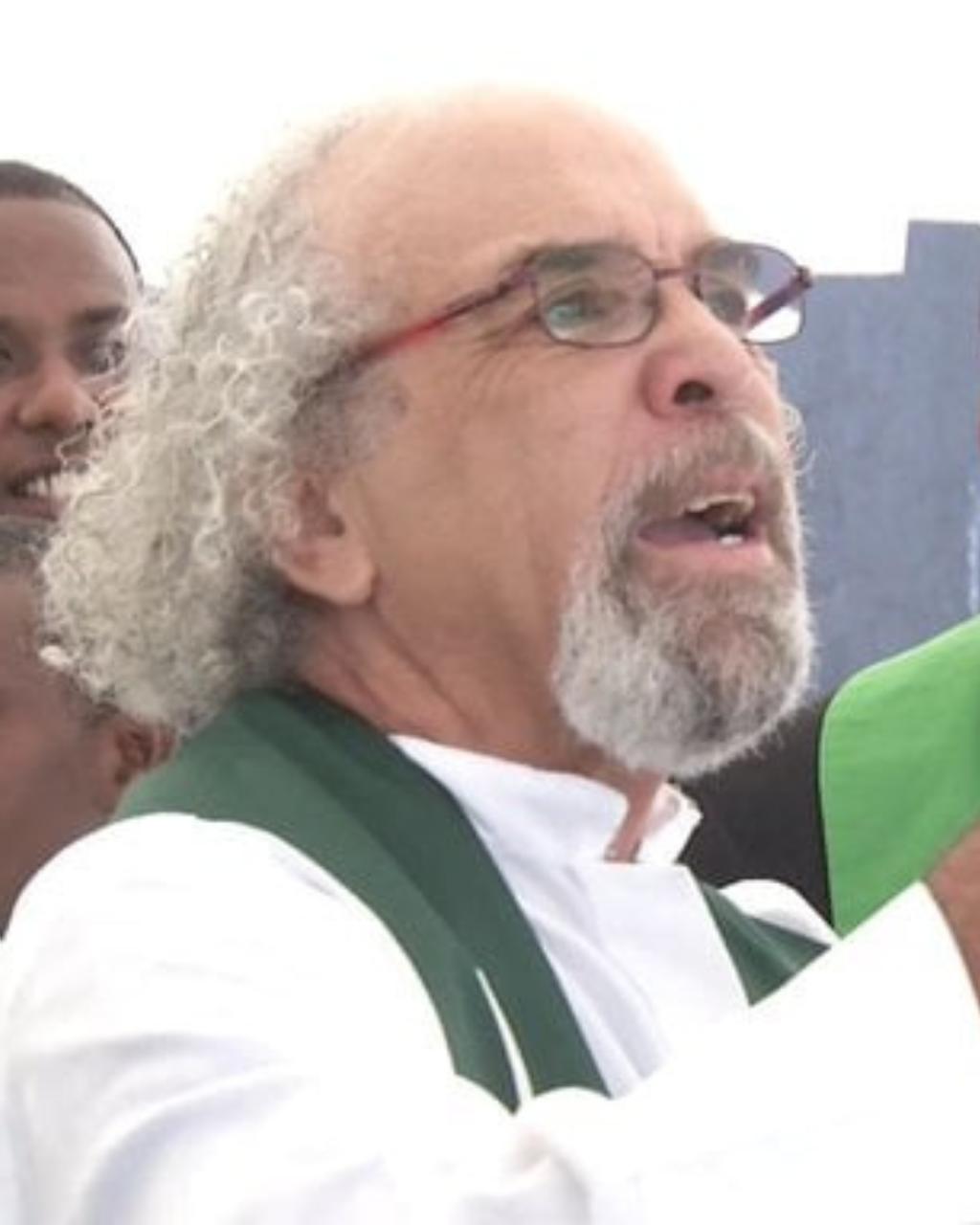 Padre Rogelio enfrenta a policías en plena misa por colapso del Jet Set