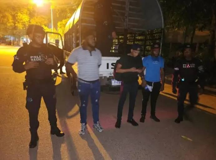 Periodista fue detenido junto a otros dos hombres en una zona boscosa y oscura del Centro Olímpico, según la Policía