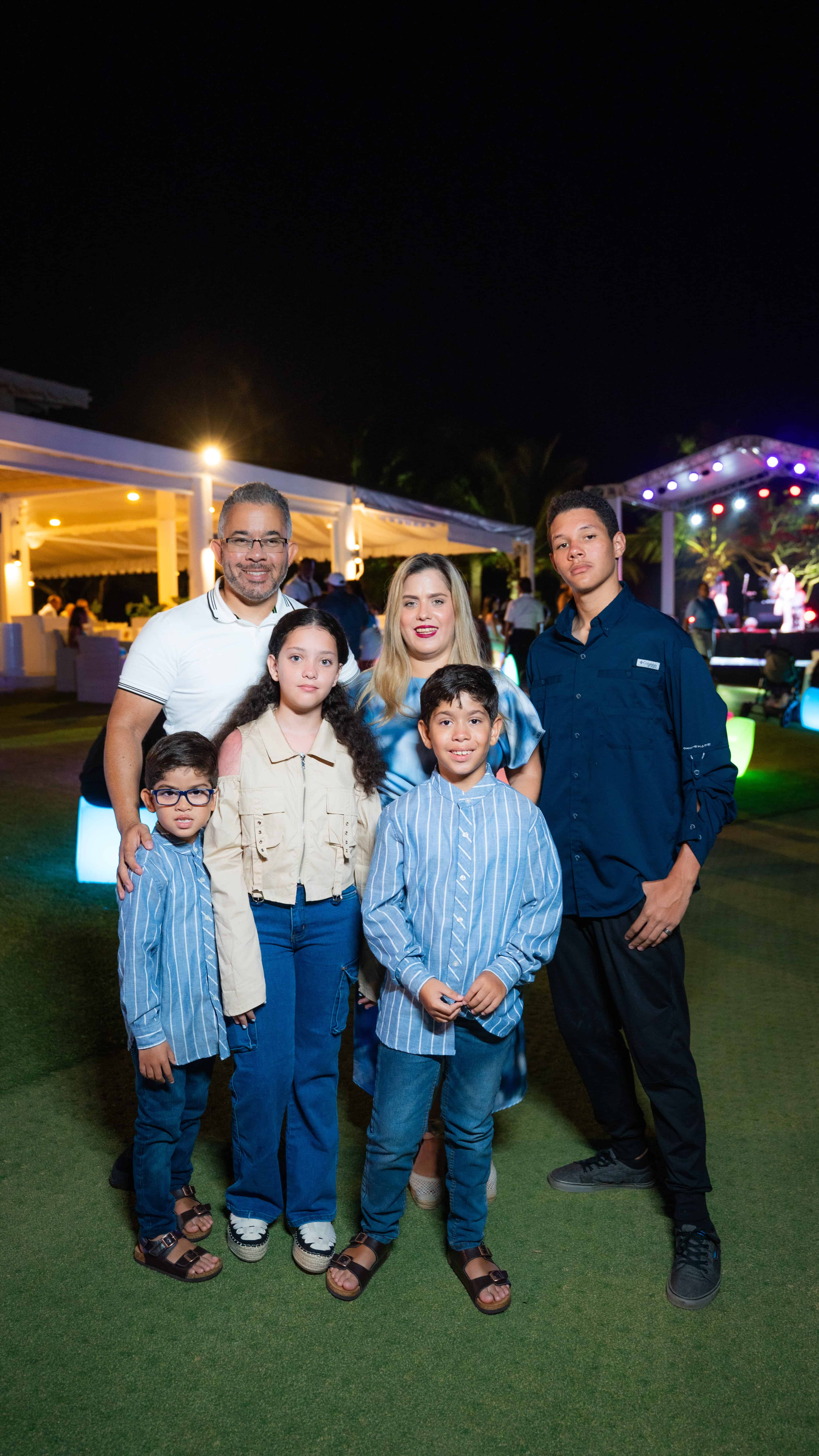 Ramón de la Cruz, Elizabeth Hernández, Enmanule de la Cruz ,Thiago de la Cruz, Lía Peña y Enzo de la Cruz.