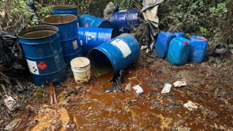 Policía desmantela fábrica clandestina de alcohol adulterado en Los Ríos, provincia Independencia