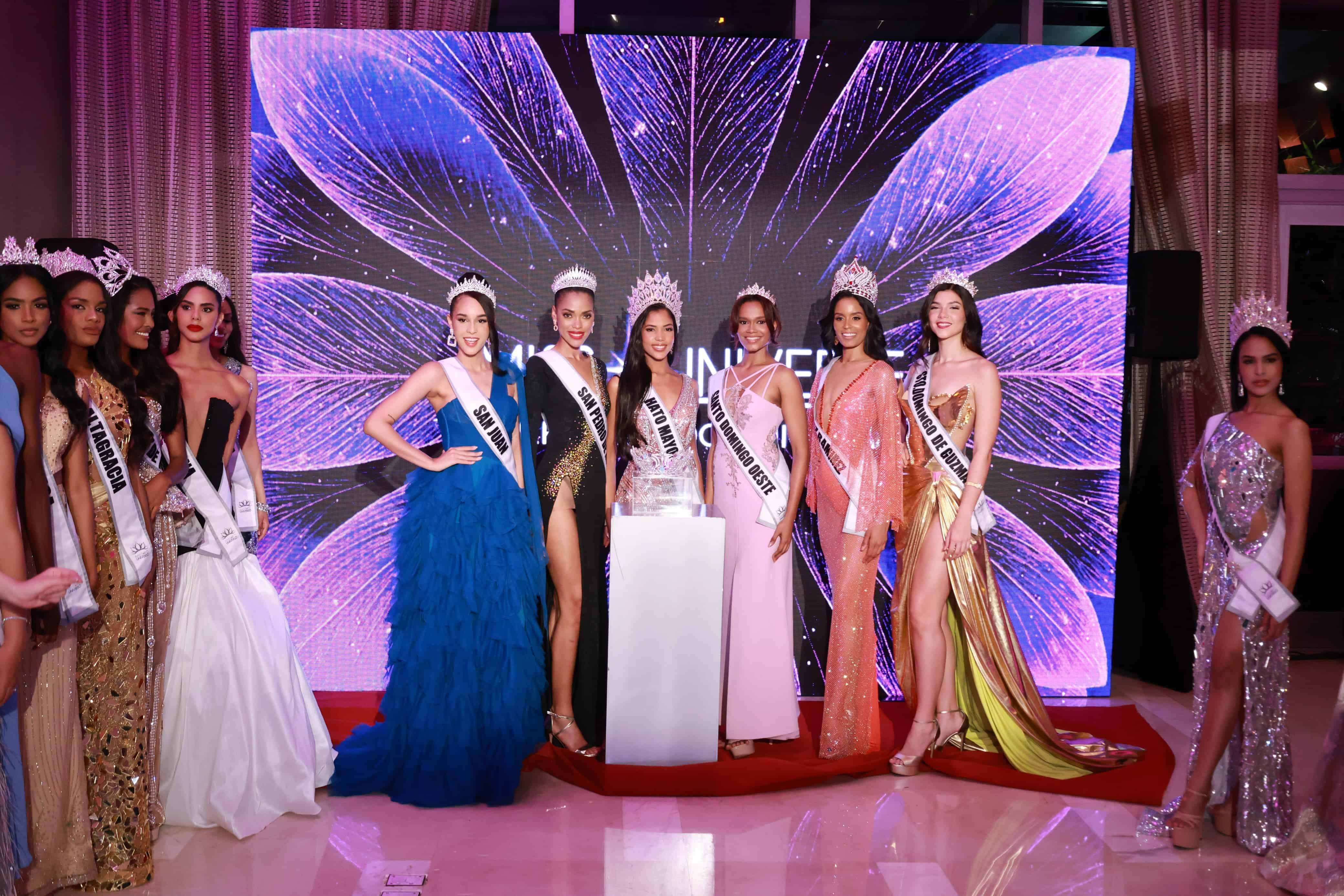 Las candidatas desfilaron en el lobby del hotel Real Intercontinental.