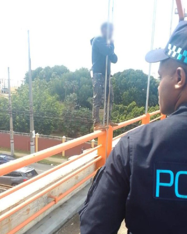 Rescatan a hombre que intentó lanzarse de puente en la avenida 27 de Febrero