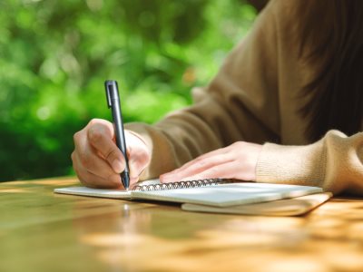 Si tienes un libro dentro de ti, es hora de escribir tu historia