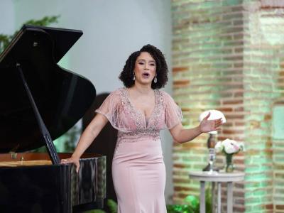 Stephany Ortega rinde homenaje a la maestra Farida Diná