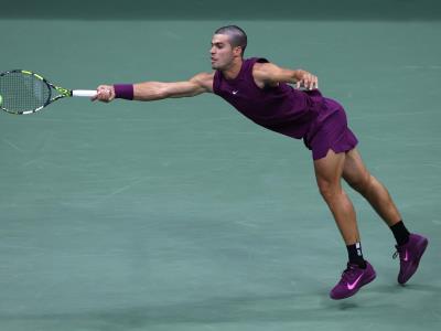 Tenis: Alcaraz avanza y Djokovic evita caída en el Abierto de EE. UU.