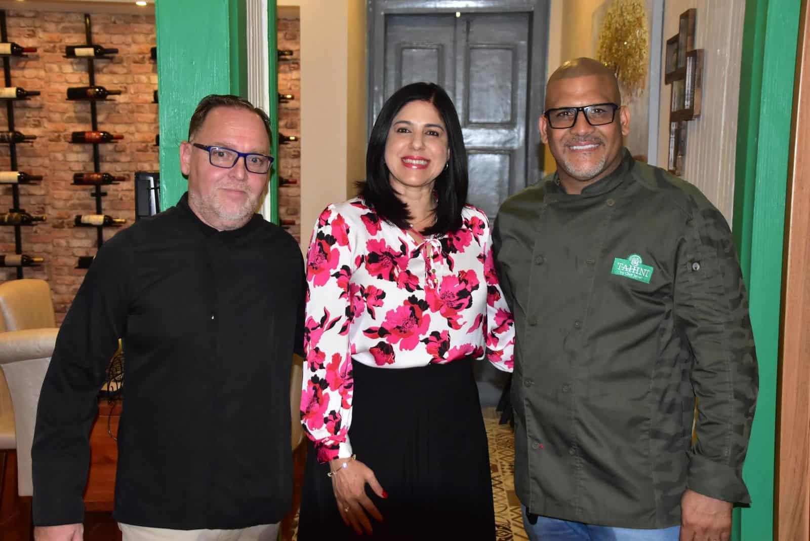 El chef Víctor Roque, la senadora María Mercedes Ortiz Diloné, de la provincia Hermanas Mirabal y el chef dominicano Ramón Javier.