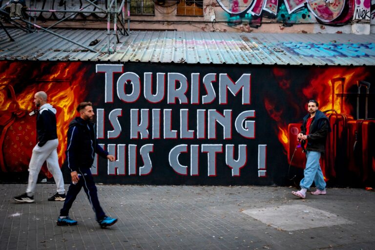 “Un turista más, una vecina menos”: de cómo la gentrificación y la especulación inmobiliaria asfixian a España